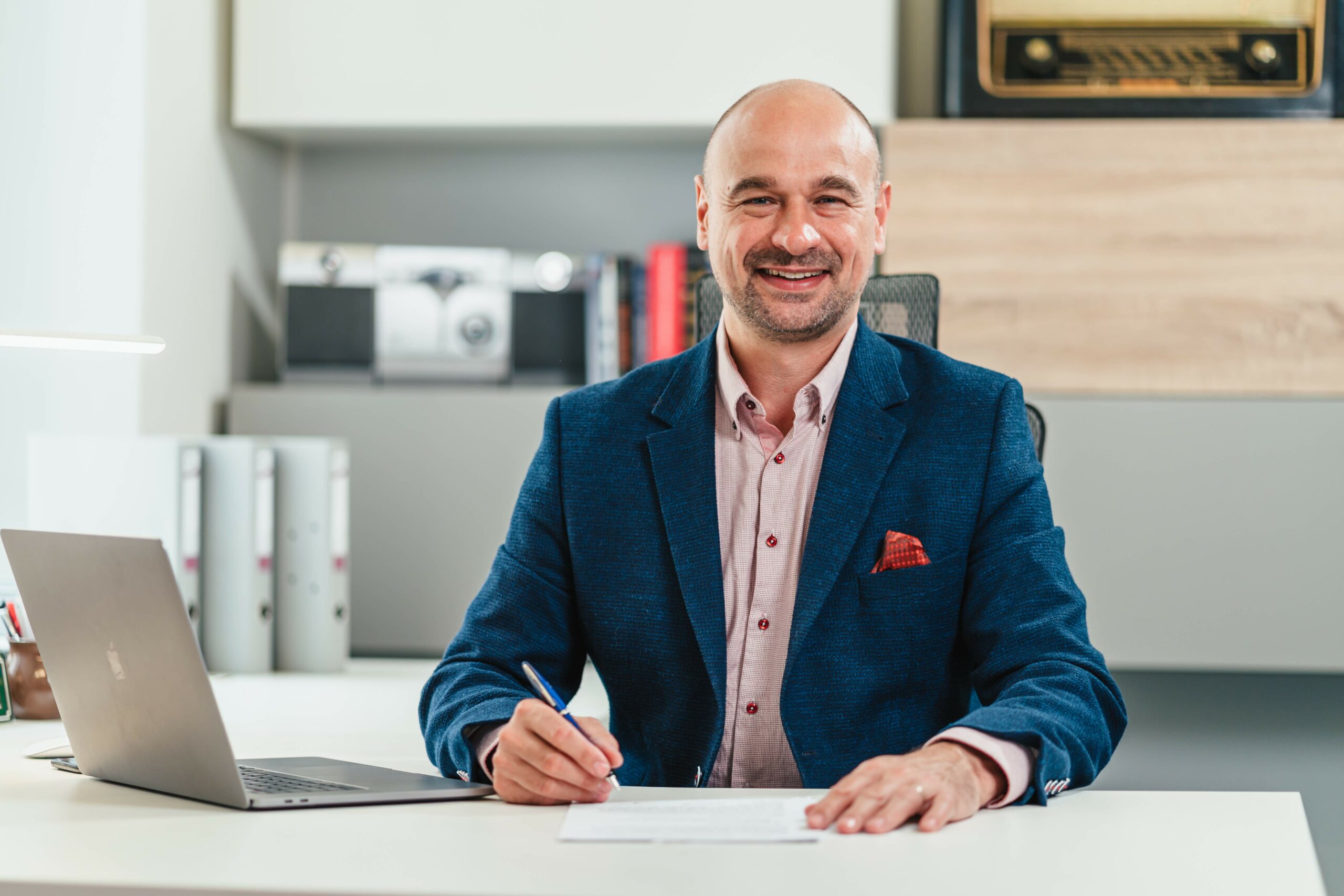 Martin Kolovratník je od roku 2013 poslancem za Pardubický kraj. Kromě toho se o rozvoj dopravy stará také z pozice městského zastupitele a předsedy Spolku.